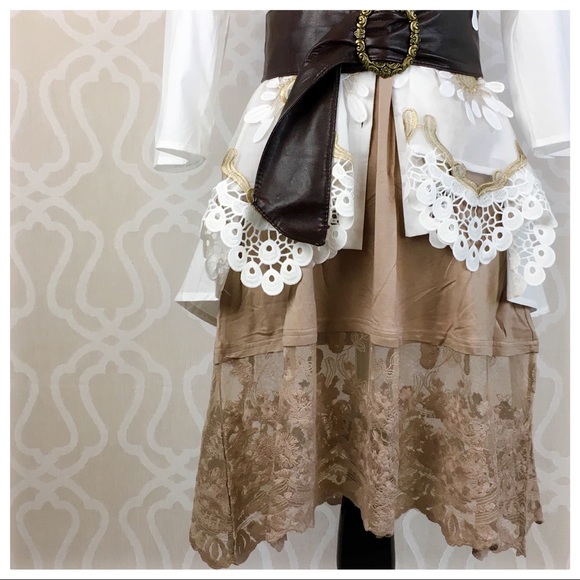 Petals and Lace Button Down Top - Picture 4 of 8